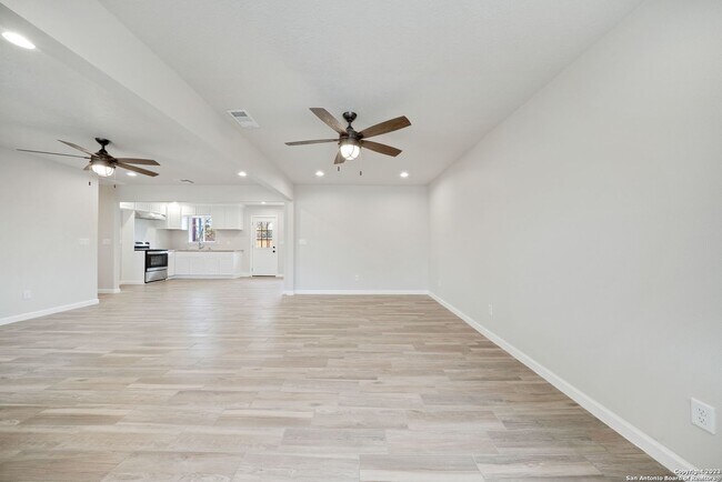 Foto del edificio - Charming Home Awaits: Spacious & Modern Li...