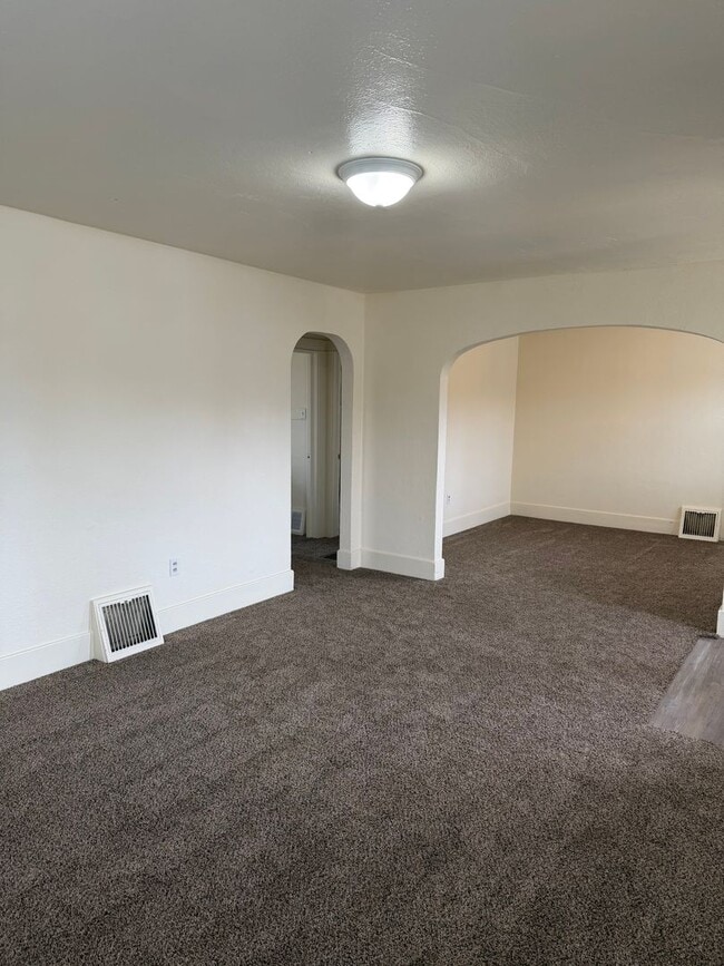 Building Photo - Corner location near ISU-Single Family Home with room to spread out!