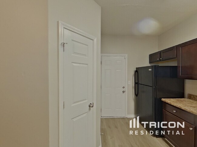 Foto del edificio - 6466 Splitpine Ct