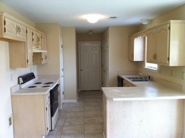 Building Photo - Charming Home Located on State Line Road!