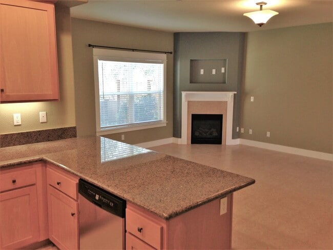 Building Photo - Walnut Grove 3 Bedroom Townhouse