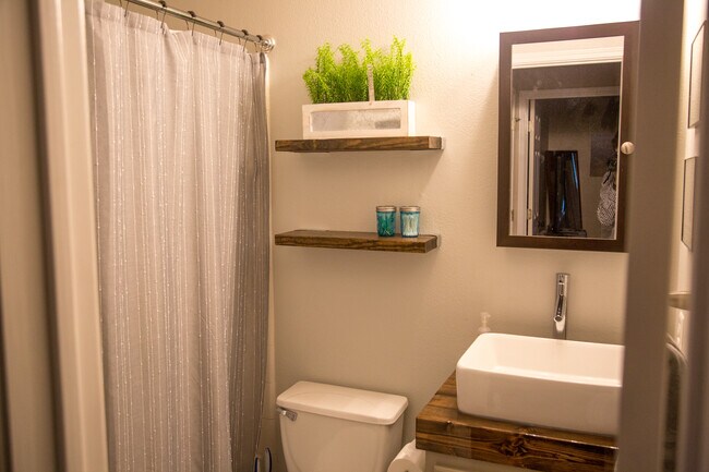 Foto del edificio - 1907 E 19th St