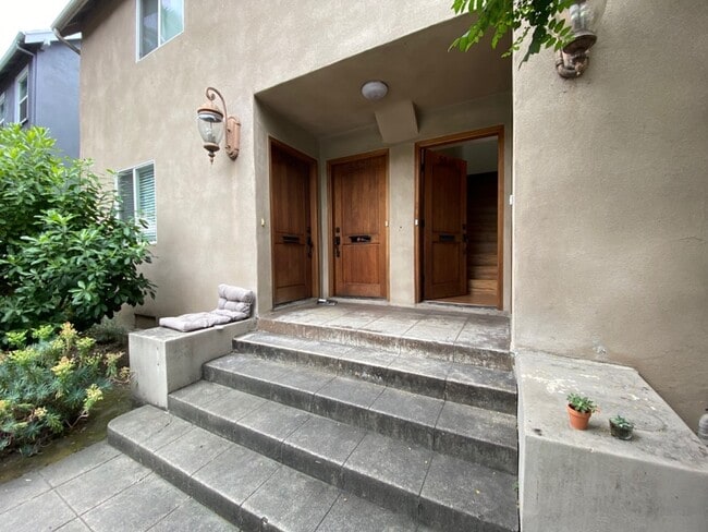 Building Photo - 5540 Franklin Ave