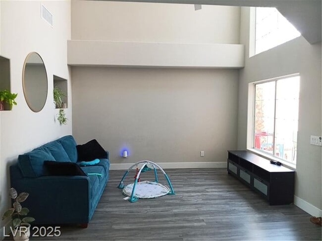 Foto del edificio - COMING SOON! NORTHWEST GEM! SPACIOUS HOME ...