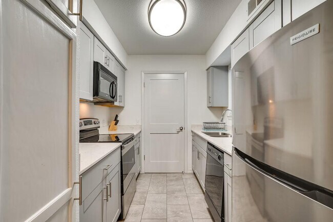 Foto del edificio - 6648 E Lovers Ln