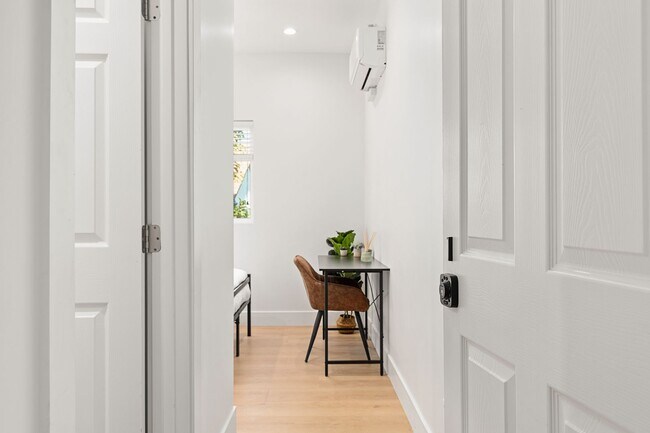 Foto del edificio - A 3 Bedroom apartment with ensuite bathrooms, common areas and a fully functional kitchen at 1736...