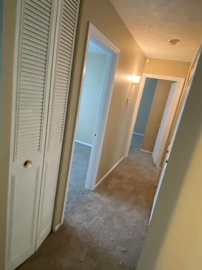 Building Photo - Hillview Home