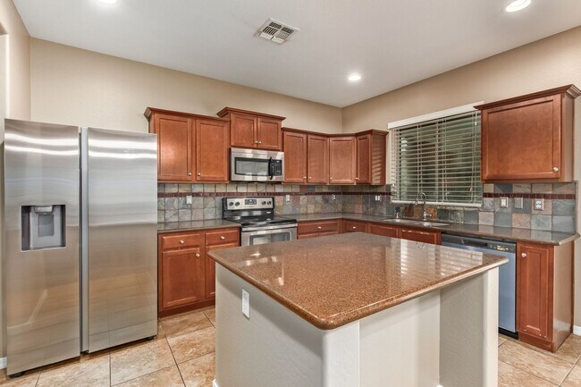 Foto del edificio - Lakeside Oasis: 5-Bed, 3-Bath Home with Up...