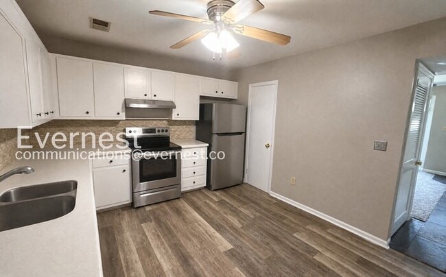 Building Photo - 2 Bed/1.5 Bath Townhome with Fenced Yard / Pet-Friendly / Available Now!