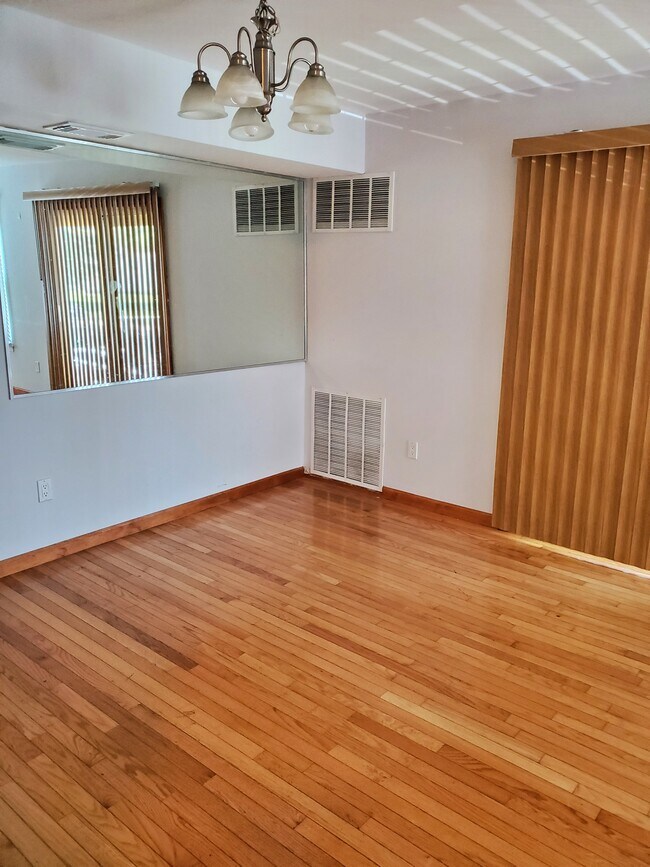 Dining area - 373 Artist Lake Dr