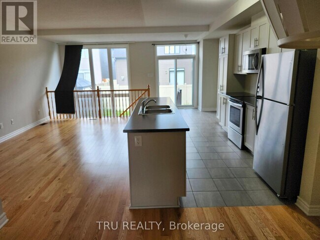 Building Photo - 1146 Beckett Cres