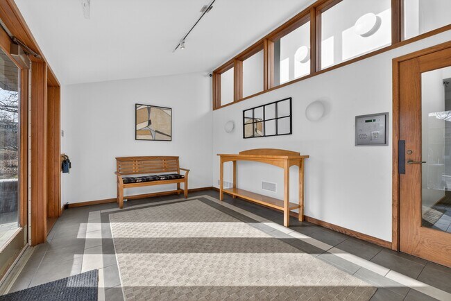 Foto del edificio - 155 N Hanley Rd