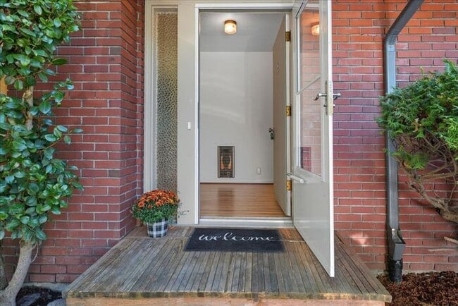 Foto del edificio - West Slope Charmer With Hardwood Floor - W...
