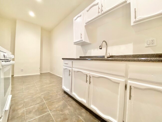 Building Photo - 1520 S Wilton Pl