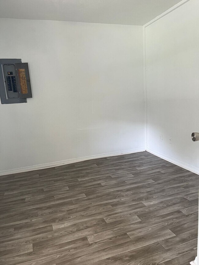 Building Photo - 2 Bedroom Bungalow with a Covered Porch