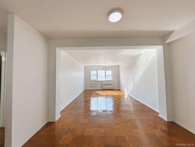 Foto del edificio - 3240 Riverdale Ave