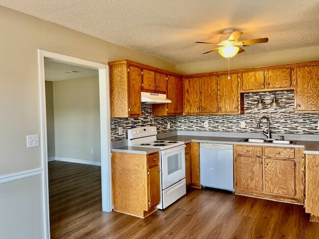 Foto del edificio - Sandcreek Drive #18 &amp; 20