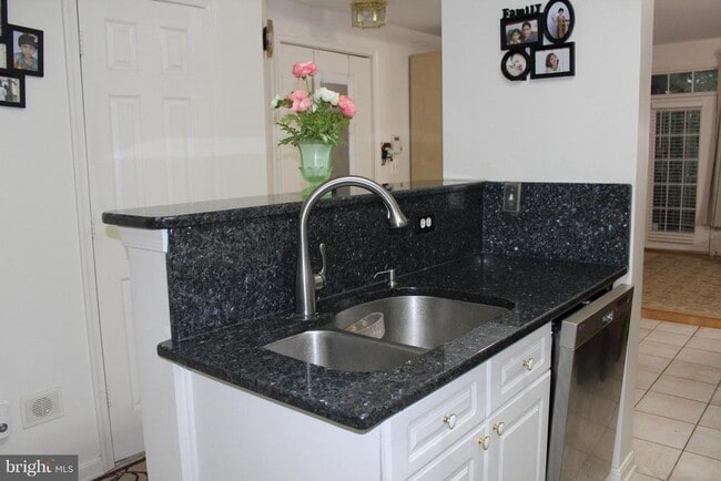 Foto del edificio - 2663 Manhattan Pl