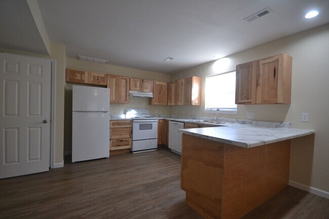 Foto del edificio - Spacious 3 Bed, 1.5 Bath Fourplex Unit in Buffalo, MO