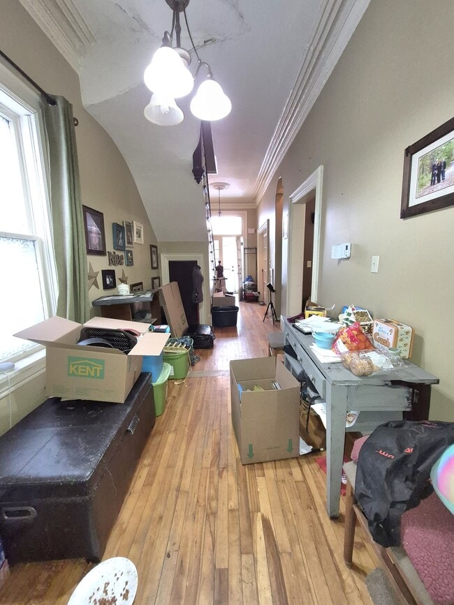 Photo du bâtiment - For Rent — Spacious 3-Bedroom | 1 Bathroom House | Available January 1st!