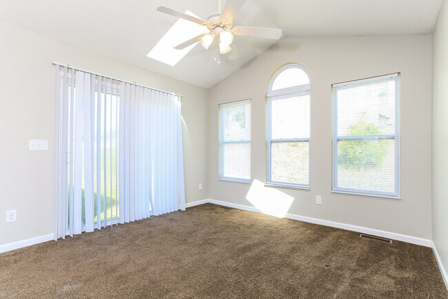 Foto del edificio - 281 Timber Hill Dr