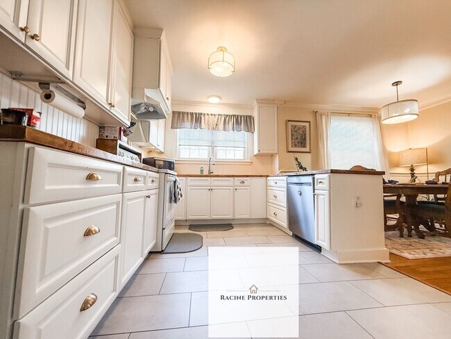 Building Photo - Two-bedroom cottage available near Downtown Greenville