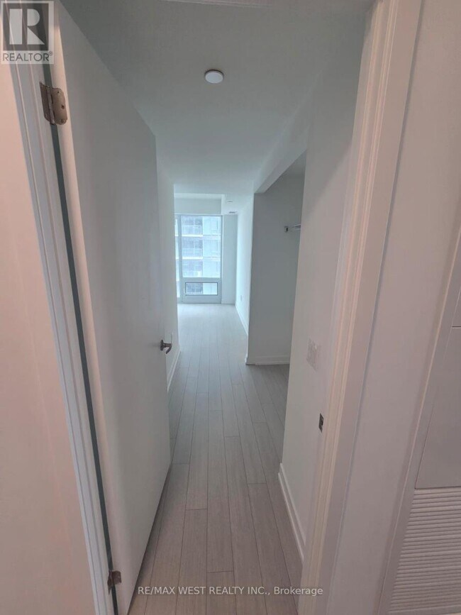 Photo du bâtiment - 4010 Eglinton Ave W