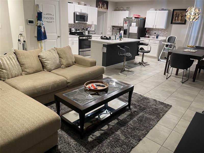 Primary Photo - 484 Cherimoya St