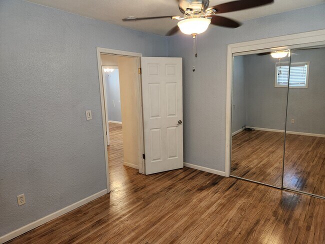 Dormitorio 1 en la planta superior - 1324 W 4th St