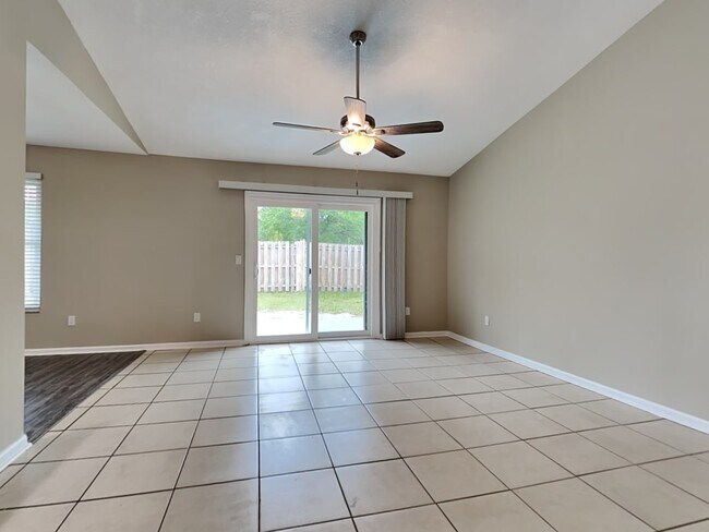 Building Photo - 3894 Hunters Lake Cir W