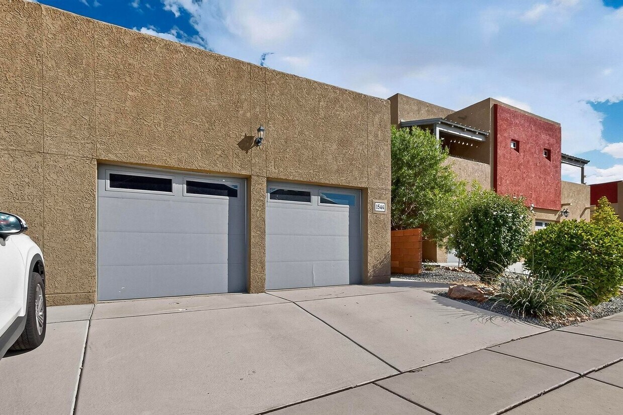 Foto principal - Executive 2 story Town house 4 Bedroom 3 b...