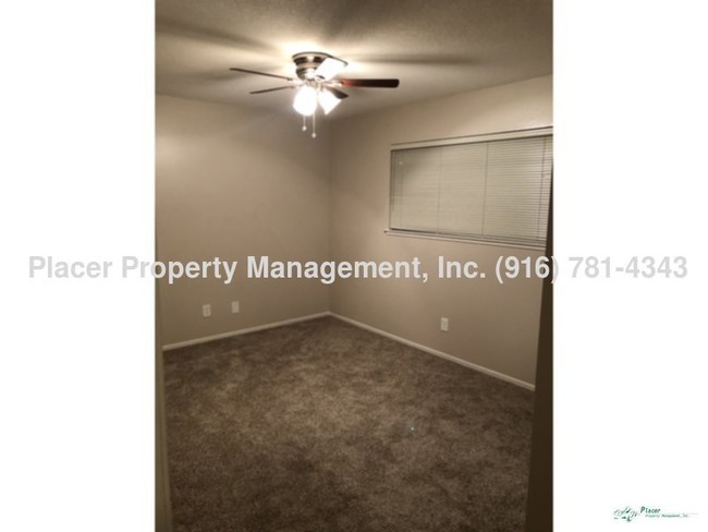 Building Photo - Avail Now!! Roseville  2 Bedroom 1 bath up...