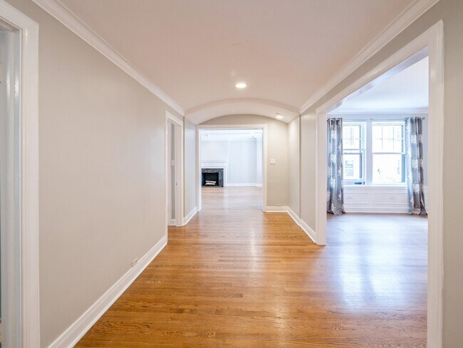 Building Photo - 415 W Aldine Ave