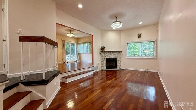 Building Photo - 5 Viburnum Ct