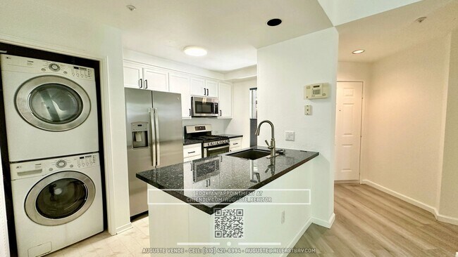 Foto del edificio - Remodeled and Spacious condo in the highly...