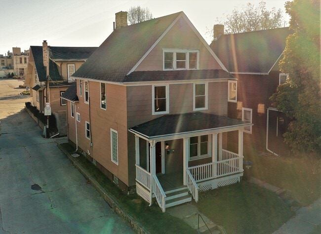 Building Photo - 517 S Water St