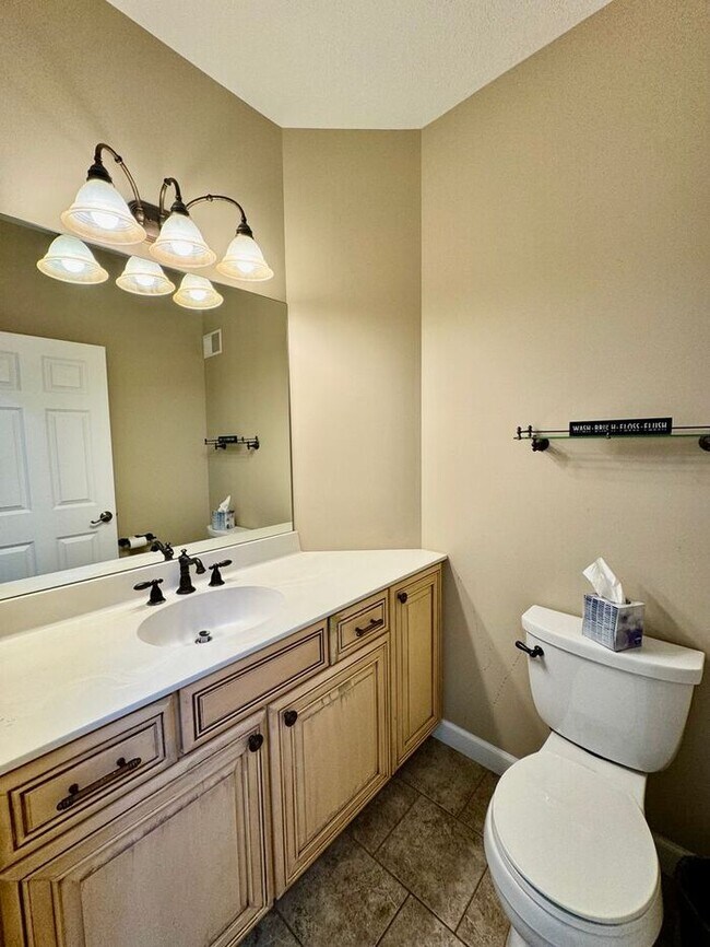 Foto del edificio - Beautiful 5 Bedroom Home in Lakeshore Scho...