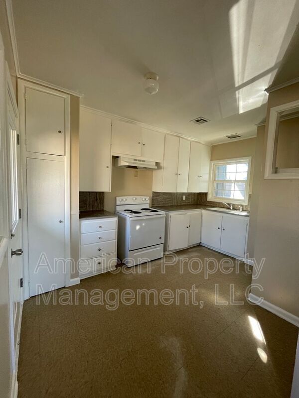 Building Photo - 1547 S Knoxville Ave