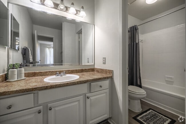 1BR, 1BA - 669SF - Bathroom - University Square
