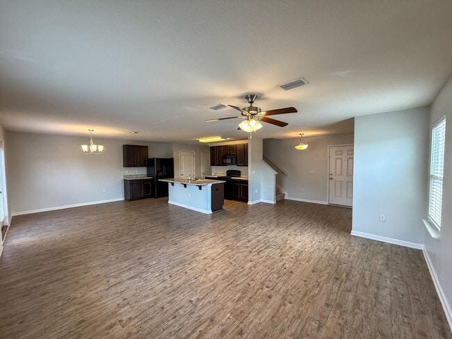 Foto del edificio - 4 bedroom, 2.5 bath home centrally located...