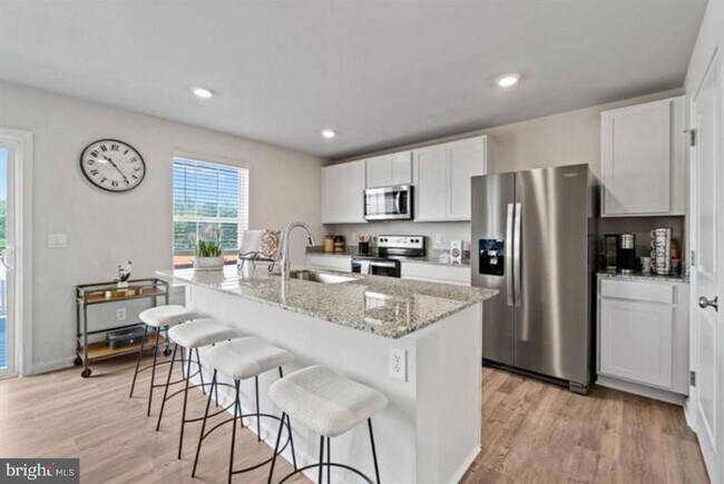 Building Photo - 3216 White Tail Dr