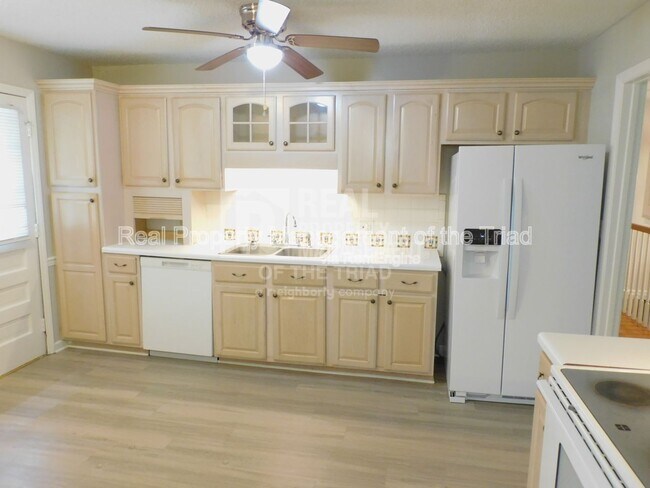 Foto del edificio - 284 Longmeadow Dr