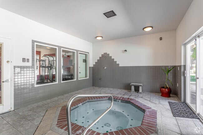 Jacuzzi interior - On the Boulevard