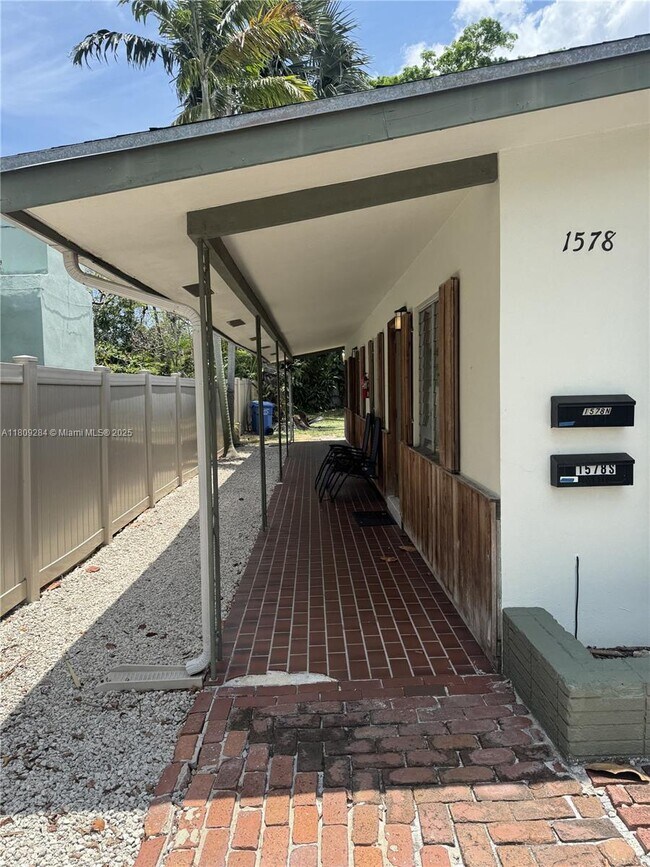 Foto del edificio - 1578 NE 33rd St