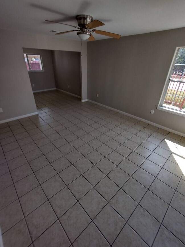 Building Photo - Duplex For Lease