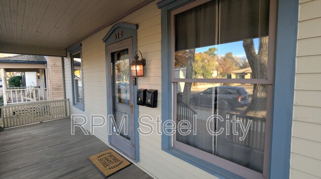 Foto del edificio - 512-512 1/2 W 10th St