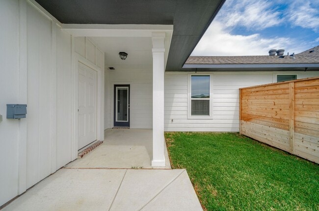 Building Photo - Bright & Cozy Townhome