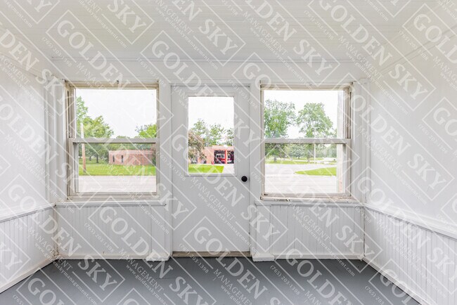 Building Photo - 811 E Memorial Dr