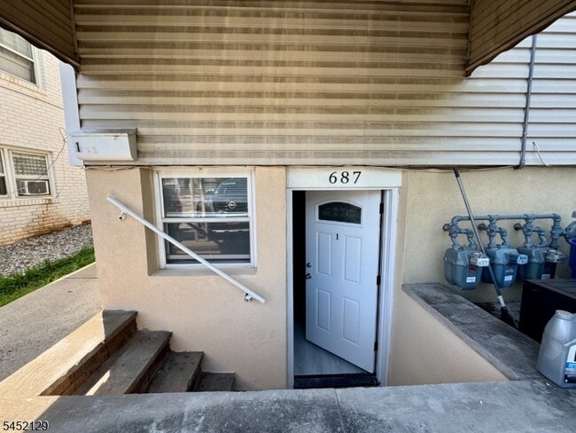 Building Photo - 687 Midland Ave