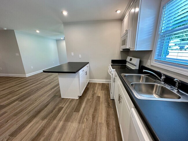 Foto del edificio - 68 W. First Ave-Duplex